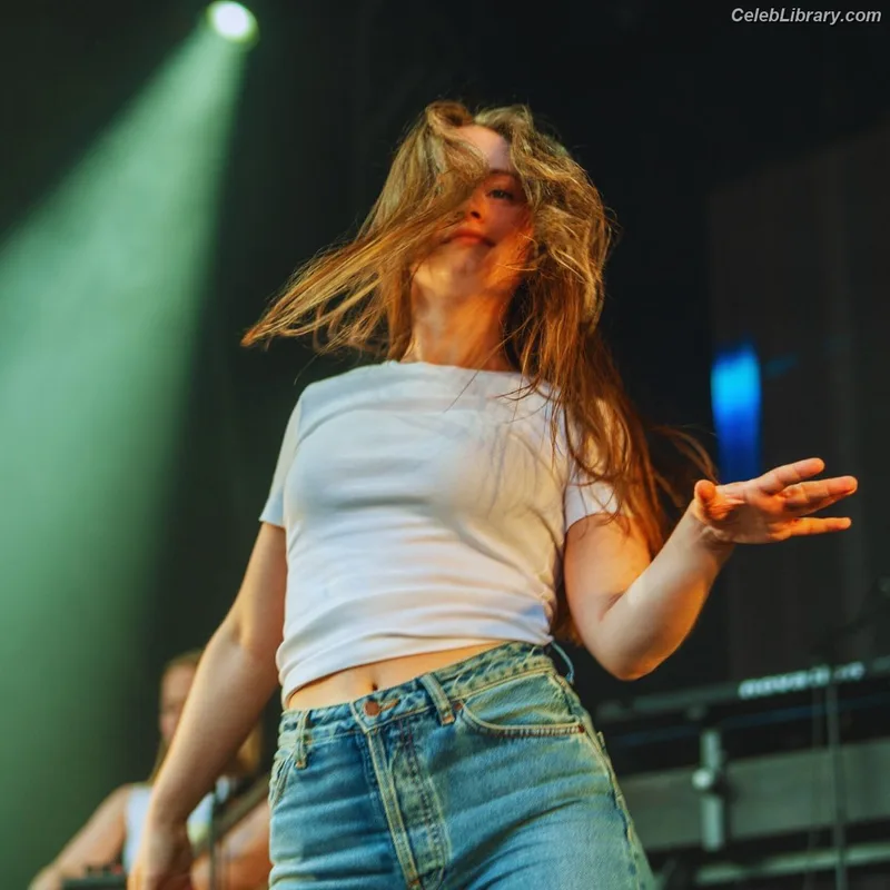 Sigrid Solbakk Raabe photo 4 of 599