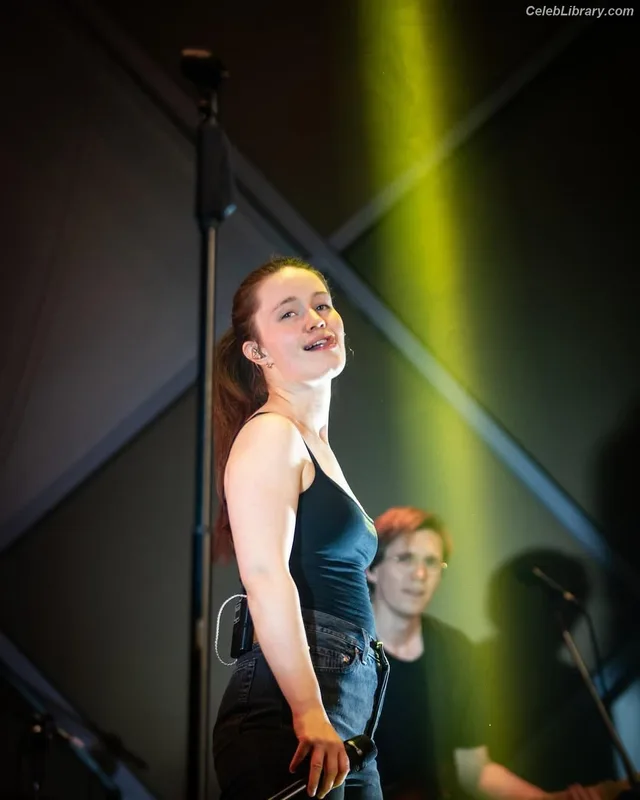 Sigrid Solbakk Raabe photo 11 of 599