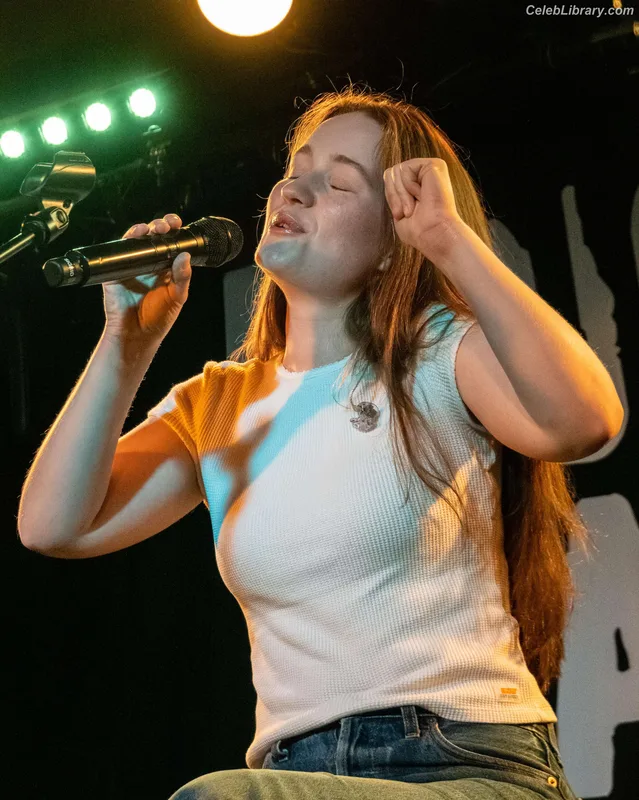 Sigrid Solbakk Raabe photo 5 of 599