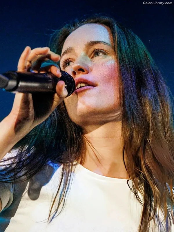 Sigrid Solbakk Raabe photo 11 of 599
