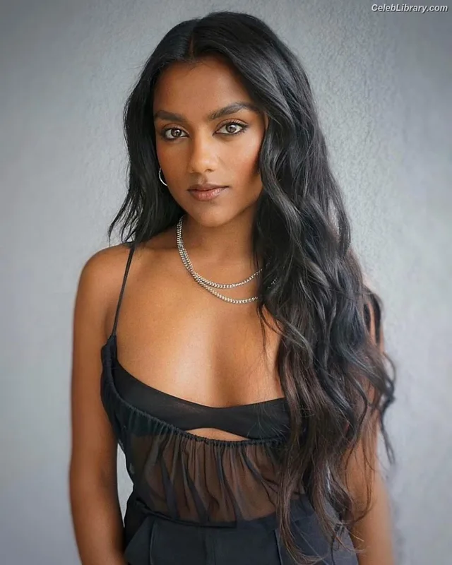 Simone Ashley photo 7 of 418