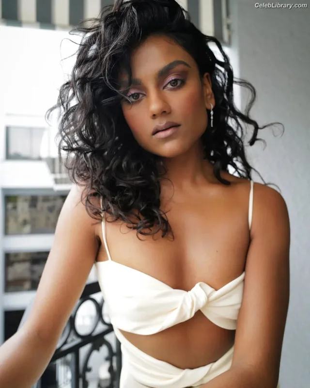 Simone Ashley photo 4 of 418
