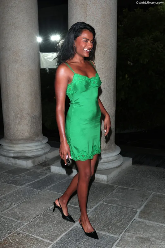 Simone Ashley photo 7 of 418