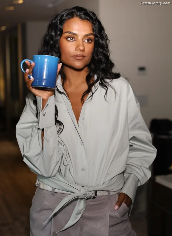 Simone Ashley photo 10 of 418