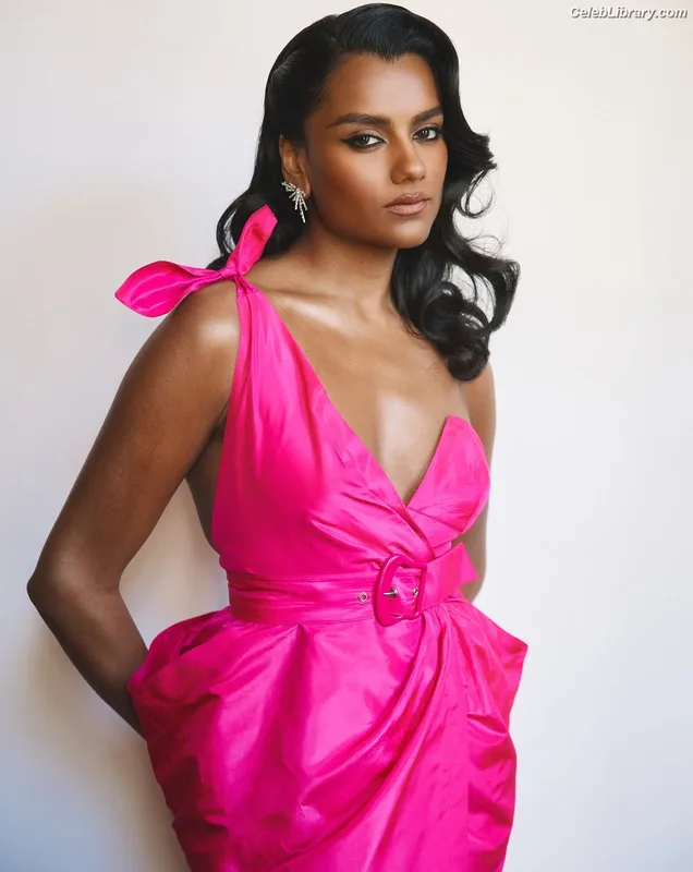 Simone Ashley photo 5 of 418