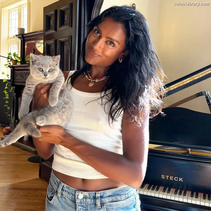 Simone Ashley photo 6 of 418
