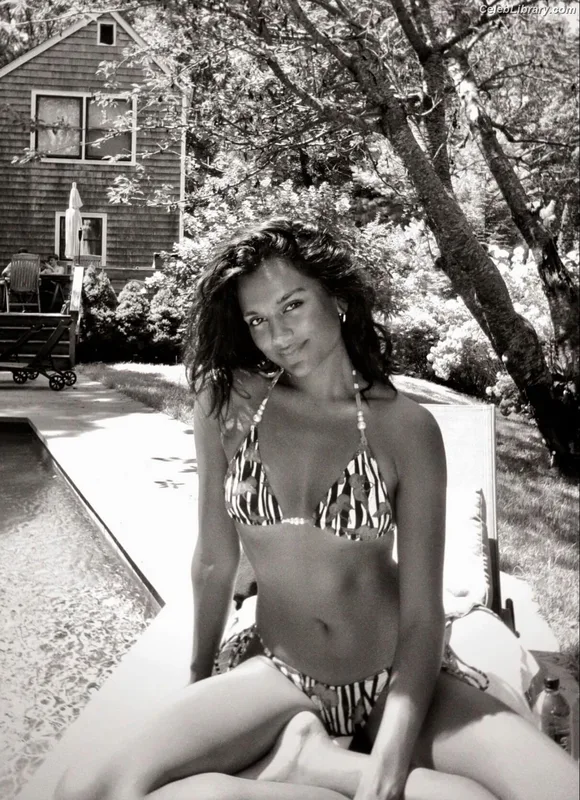 Simone Ashley photo 18 of 418