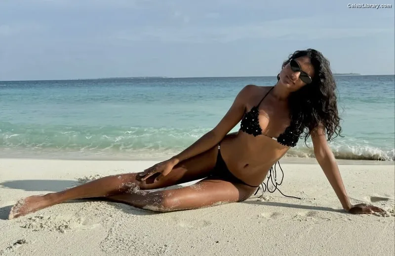 Simone Ashley photo 7 of 418