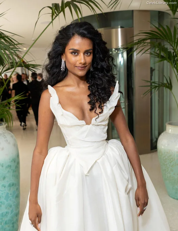 Simone Ashley photo 4 of 418