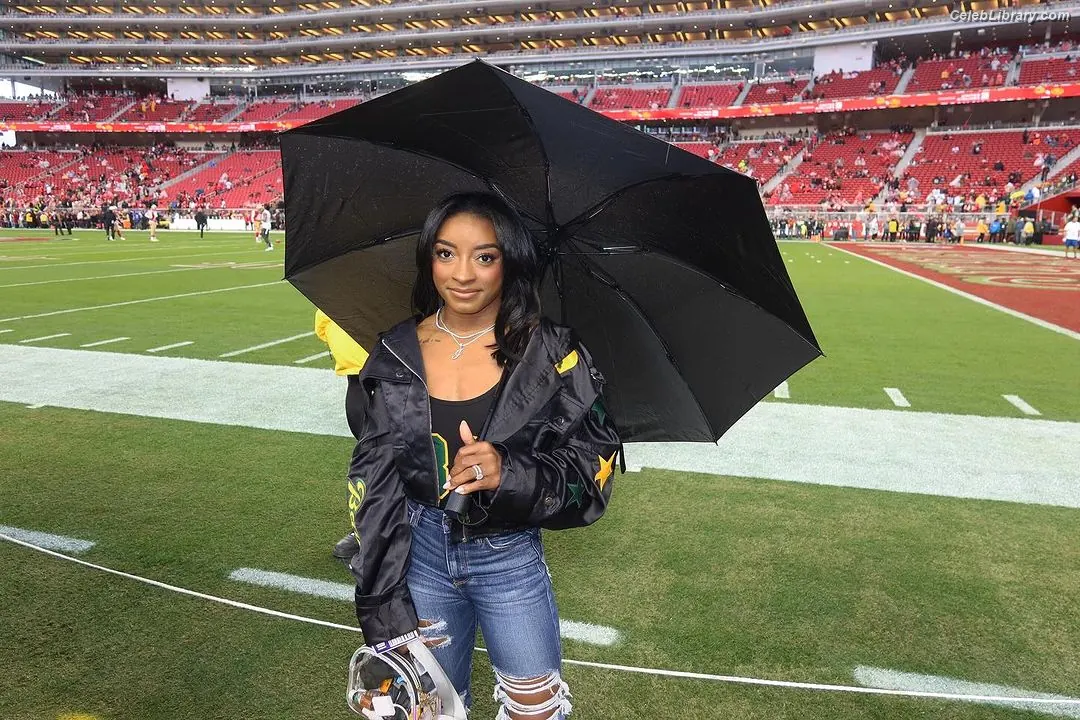 Simone Biles photo 11 of 259