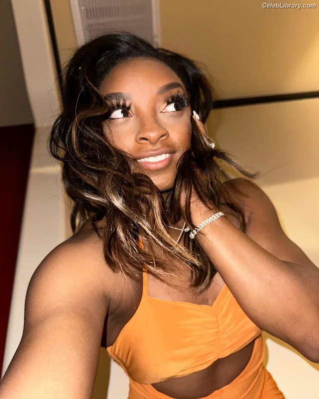 Simone Biles photo 1 of 260