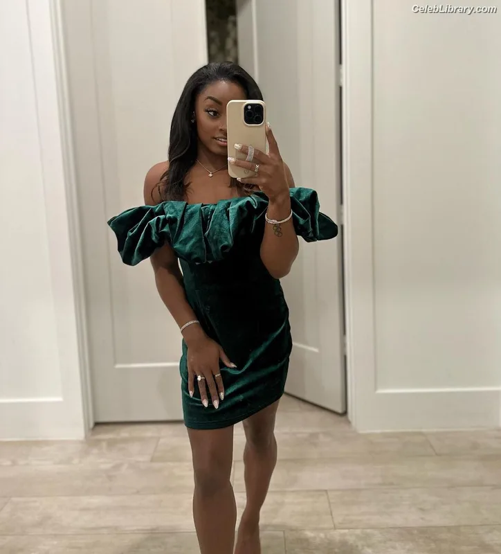 Simone Biles photo 2 of 260