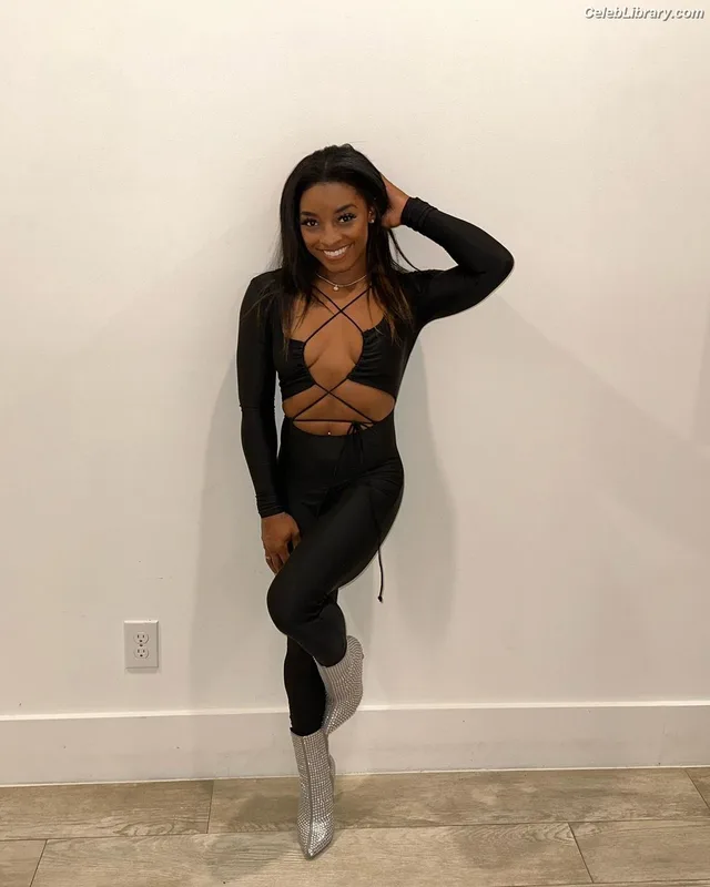 Simone Biles photo 4 of 260
