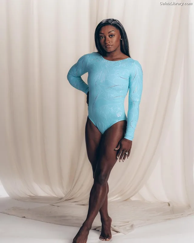 Simone Biles photo 10 of 260