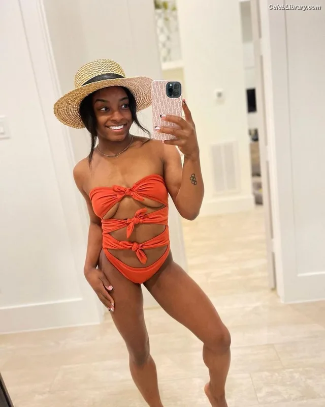 Simone Biles photo 11 of 260