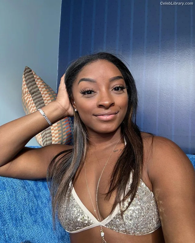 Simone Biles photo 15 of 260