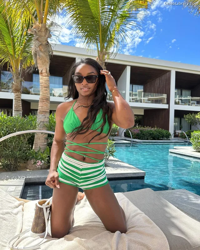 Simone Biles photo 16 of 260