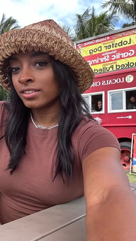 Simone Biles photo 17 of 260