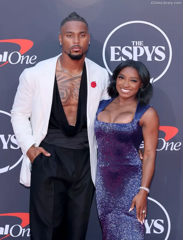 Simone Biles photo 10 of 260