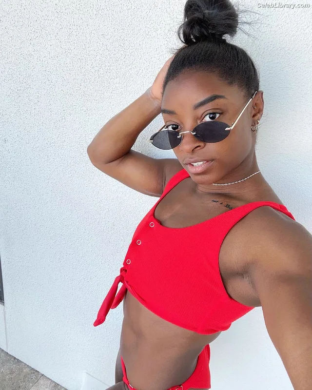 Simone Biles photo 17 of 260