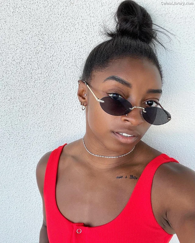 Simone Biles photo 18 of 260