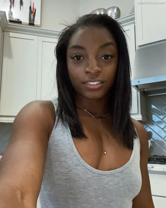 Simone Biles photo 24 of 260