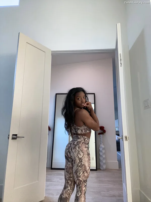 Simone Biles photo 3 of 260