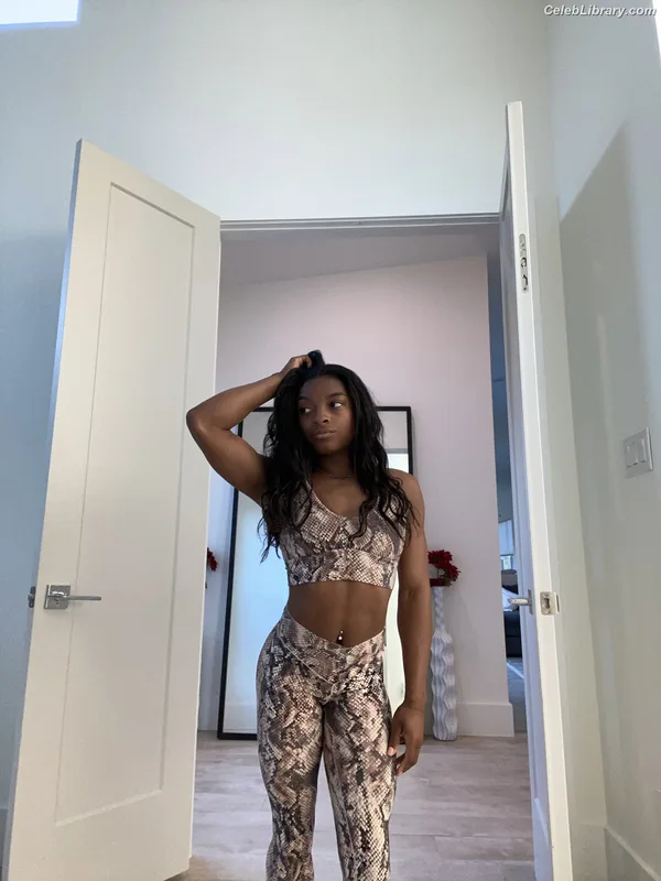 Simone Biles photo 4 of 260