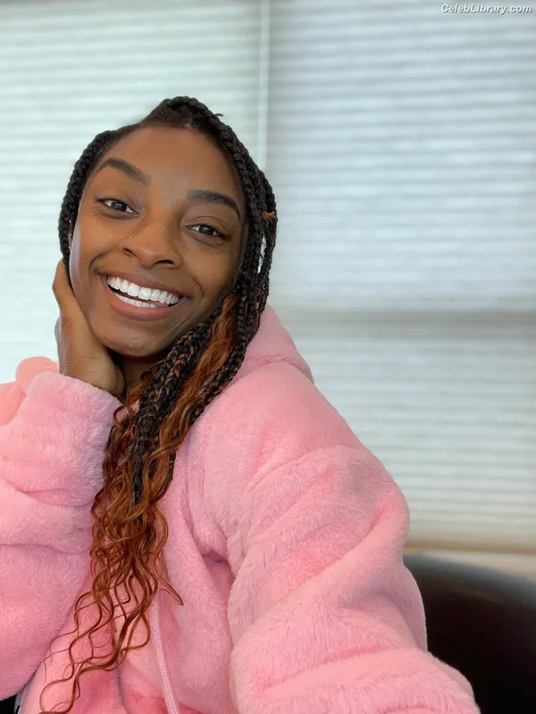 Simone Biles photo 6 of 260