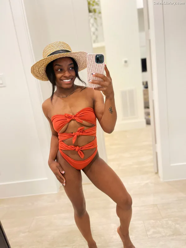 Simone Biles photo 7 of 260