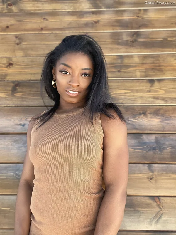 Simone Biles photo 10 of 260