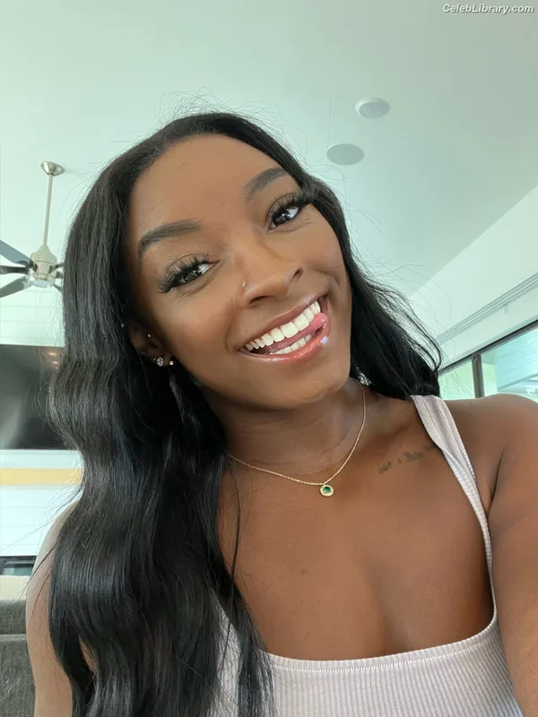 Simone Biles photo 6 of 260