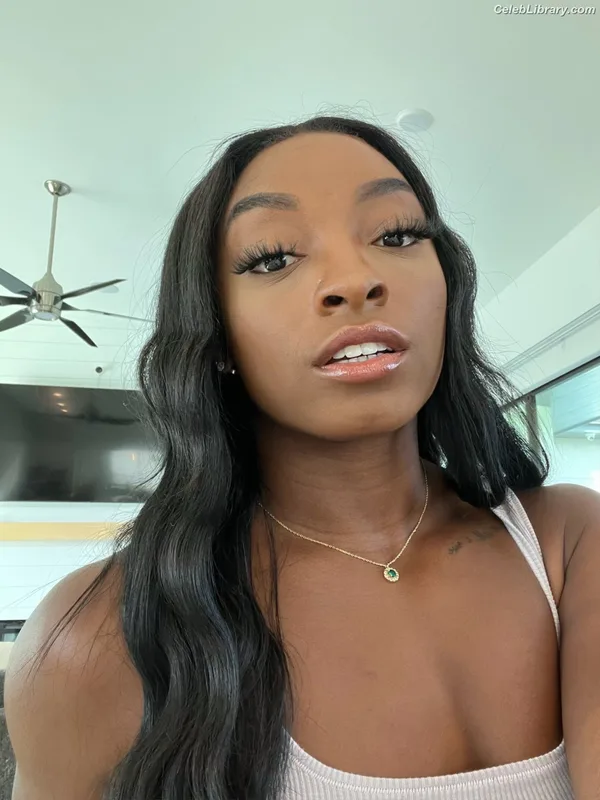 Simone Biles photo 7 of 260