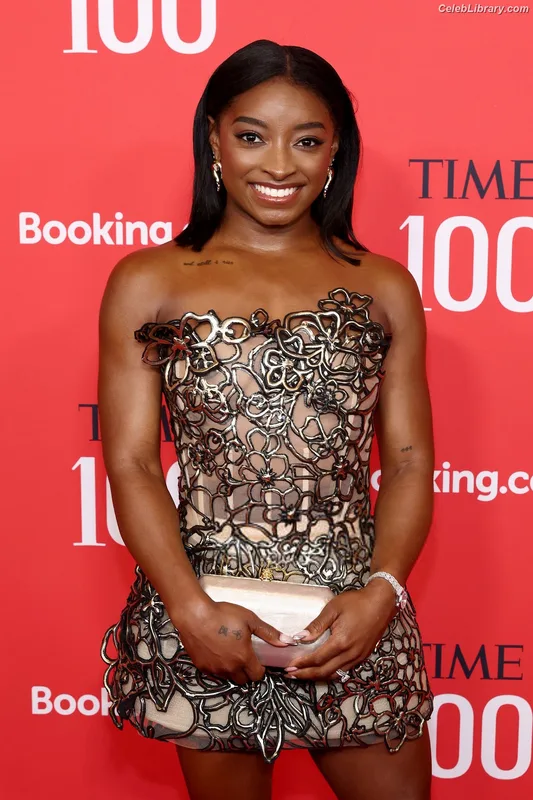 Simone Biles photo 11 of 260
