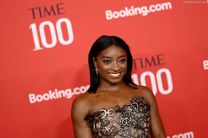 Simone Biles photo 12 of 260