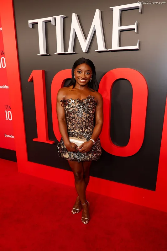 Simone Biles photo 17 of 260