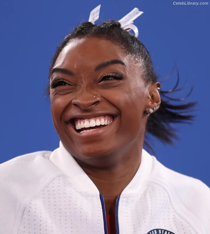 Simone Biles photo 4 of 260