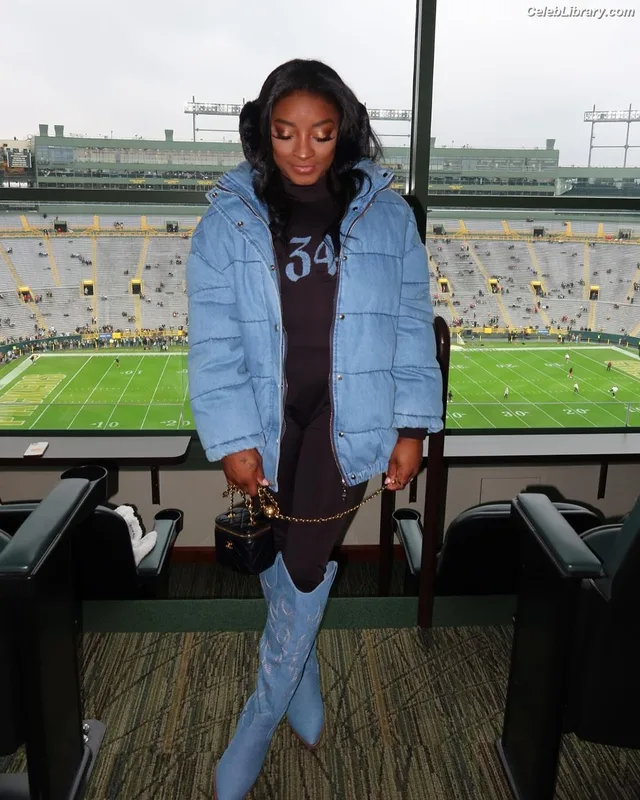 Simone Biles photo 3 of 260