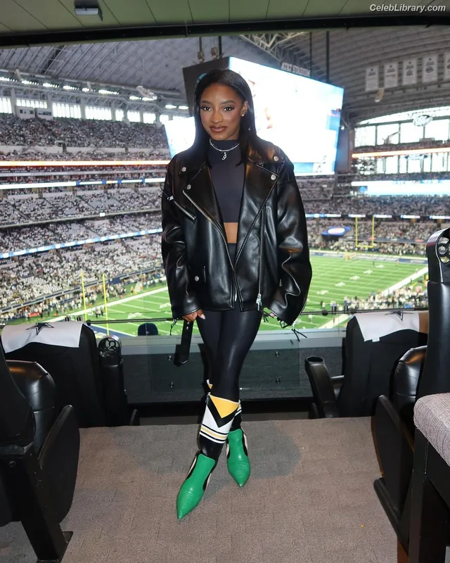 Simone Biles photo 4 of 260
