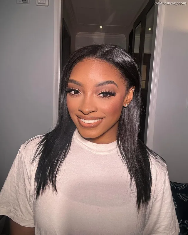 Simone Biles photo 5 of 260