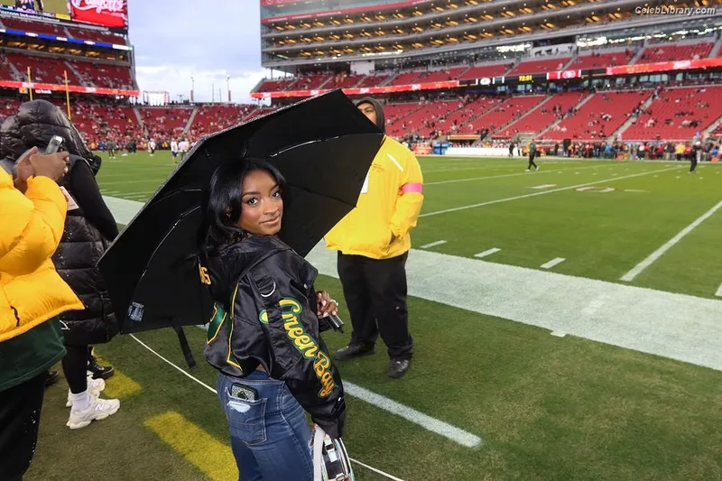 Simone Biles photo 10 of 260