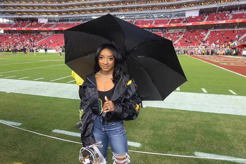 Simone Biles photo 11 of 260