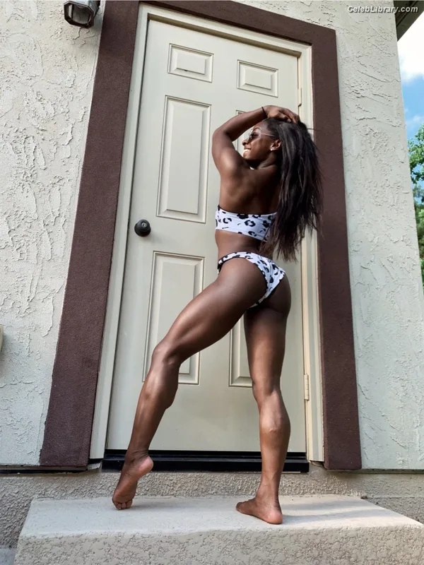 Simone Biles photo 10 of 260