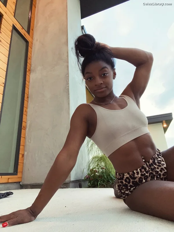 Simone Biles photo 10 of 260