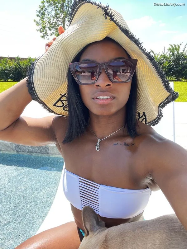 Simone Biles photo 16 of 260