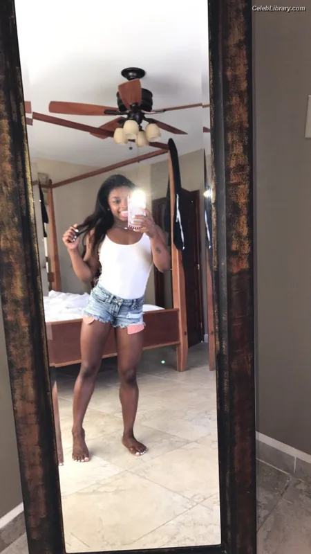 Simone Biles photo 3 of 260