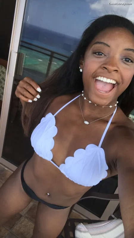 Simone Biles photo 9 of 260