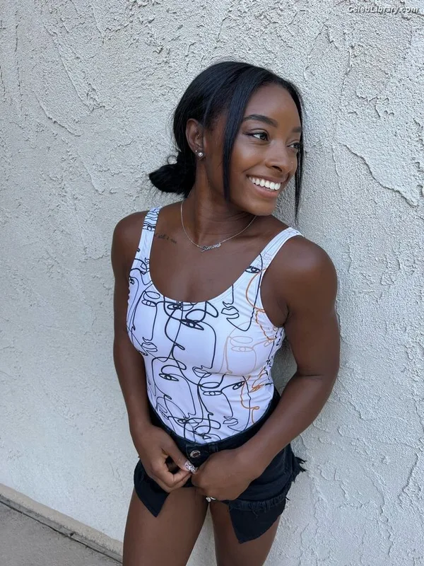 Simone Biles photo 10 of 260