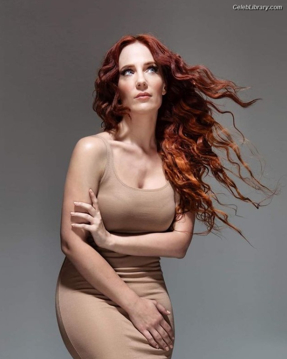 Simone Simons photo 2 of 21