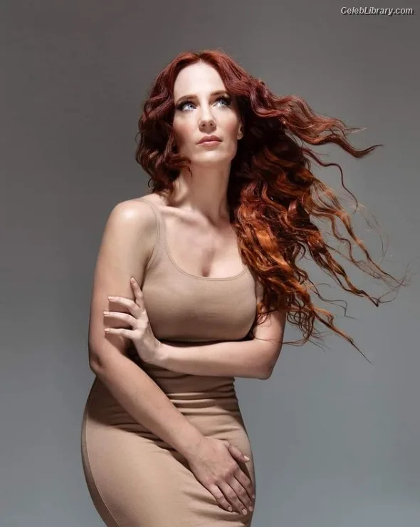Simone Simons photo 2 of 21